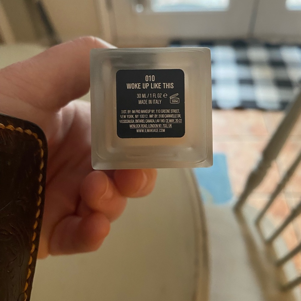 New never used 010 woke up like this foundation. Very nice foundation!!